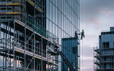 Kollektiv sikring er lovkravet – likevel henger mange i tau på fasadene