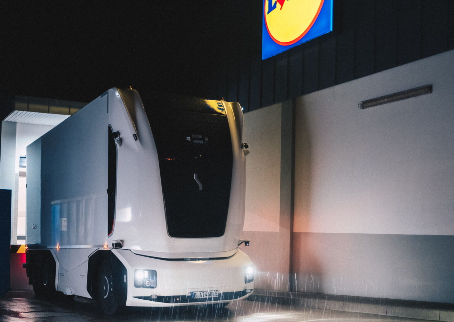 Revolusjonerer varetransporten: Einride og Lidl i gang med førerløse lastebiler på offentlig vei