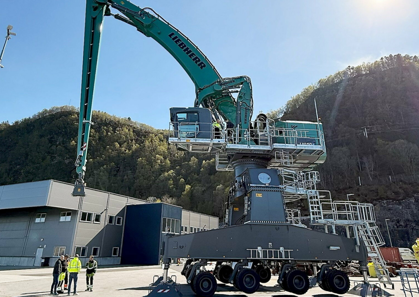 Kjempe på kaia: Ny elektrisk Liebherr skal losse 1000 tonn i timen på Flatholmen