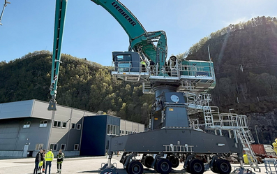 Kjempe på kaia: Ny elektrisk Liebherr skal losse 1000 tonn i timen på Flatholmen